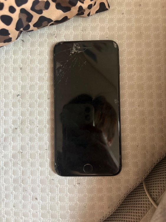 iPhone iPhone8 Plus 128GB au（スマホ）の商品画像 - 査定依頼日：2026年7月11日 - 最高査定価格：2,500円