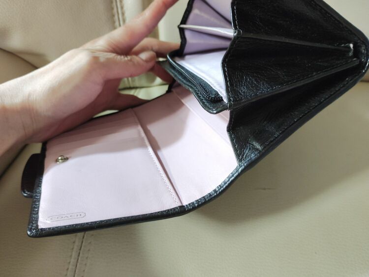 コーチ二つ折り財布（ブランド財布・小物）の商品画像 - 査定依頼日：2025年9月4日 - 最高査定価格：3,000円