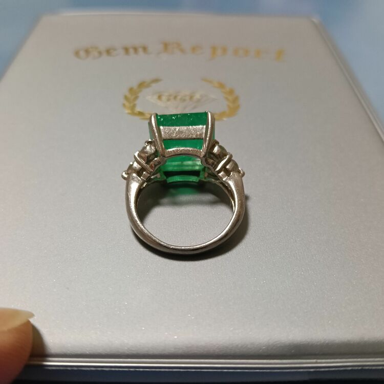 天然エメラルド　天然ダイアモンド　リング（宝石）の商品画像 - 査定依頼日：2025年11月30日 - 最高査定価格：150,000円