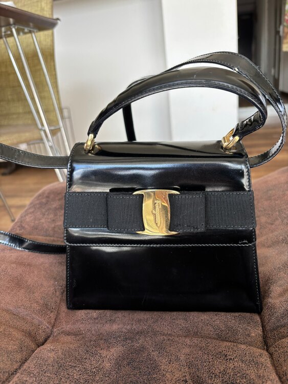 フェラガモ  （ブランドバッグ）の商品画像 - 査定依頼日：2025年2月18日 - 最高査定価格：15,000円