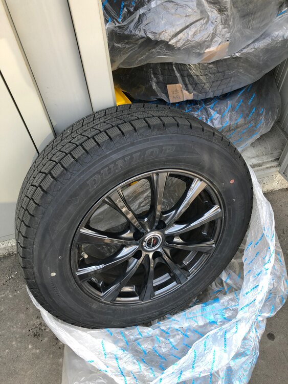 スタッドレスタイヤセット（カー用品）の商品画像 - 査定依頼日：2025年4月10日 - 最高査定価格：4,000円