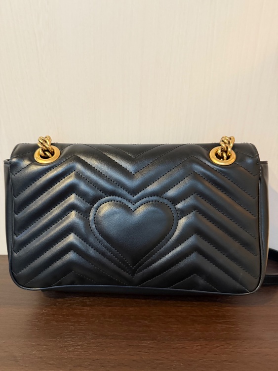 GUCCI GGマーモント ミディアム ショルダーバッグ（マトラッセレザー／ブラ（ブランドバッグ）の商品画像 - 査定依頼日：2025年10月7日 - 最高査定価格：160,000円