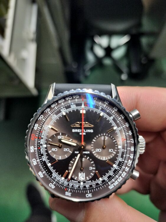 ブライトリングナビタイマー　（高級時計）の商品画像 - 査定依頼日：2025年8月24日 - 最高査定価格：680,000円