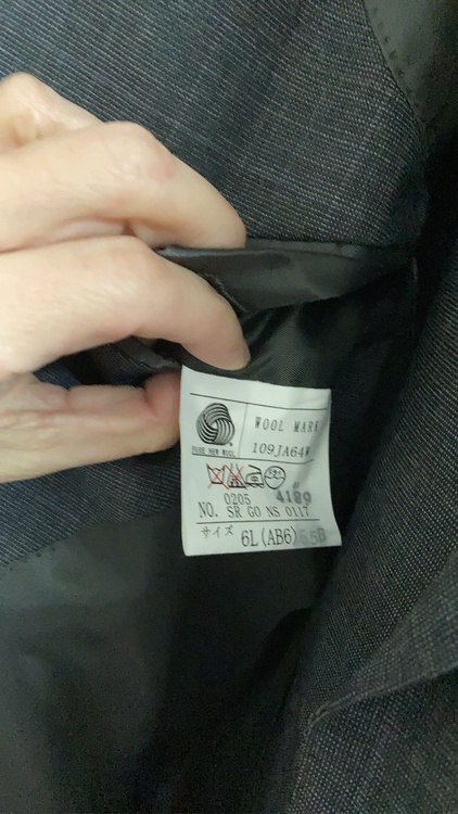 スーツ（古着・ファッション）の商品画像 - 査定依頼日：2026年4月22日 - 最高査定価格：500円