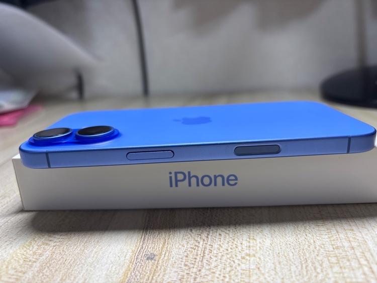 iPhone 16 128GB docomo（スマホ）の商品画像 - 査定依頼日：2026年4月1日 - 最高査定価格：80,000円