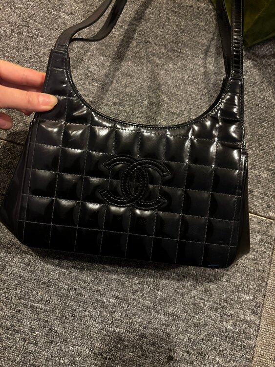 チョコバーパテントレザーショルダーバッグ（ブランドバッグ）の商品画像 - 査定依頼日：2025年5月8日 - 最高査定価格：80,000円