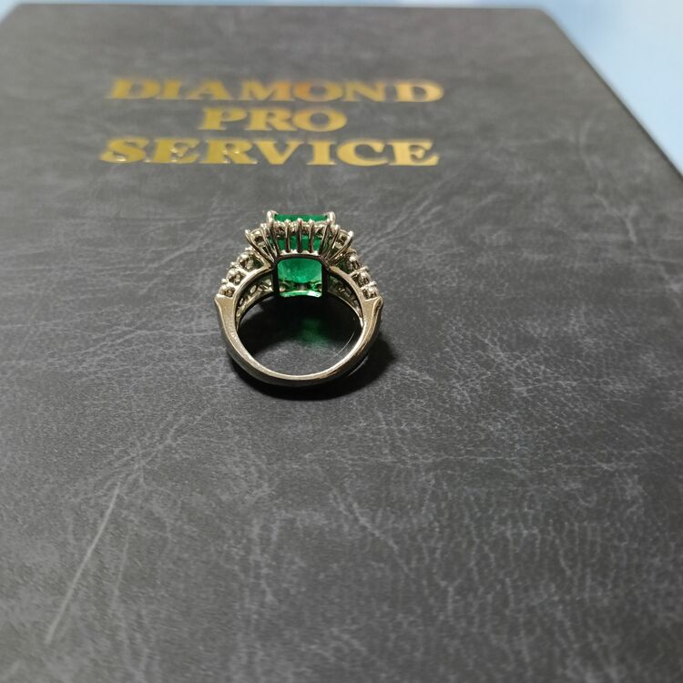 天然エメラルド　天然ダイアモンド　リング（宝石）の商品画像 - 査定依頼日：2025年11月30日 - 最高査定価格：600,000円