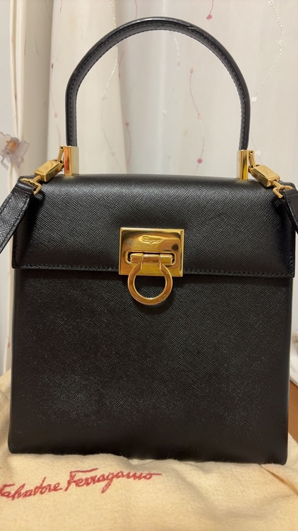 フェラガモ  （ブランドバッグ）の商品画像 - 査定依頼日：2025年12月19日 - 最高査定価格：22,000円