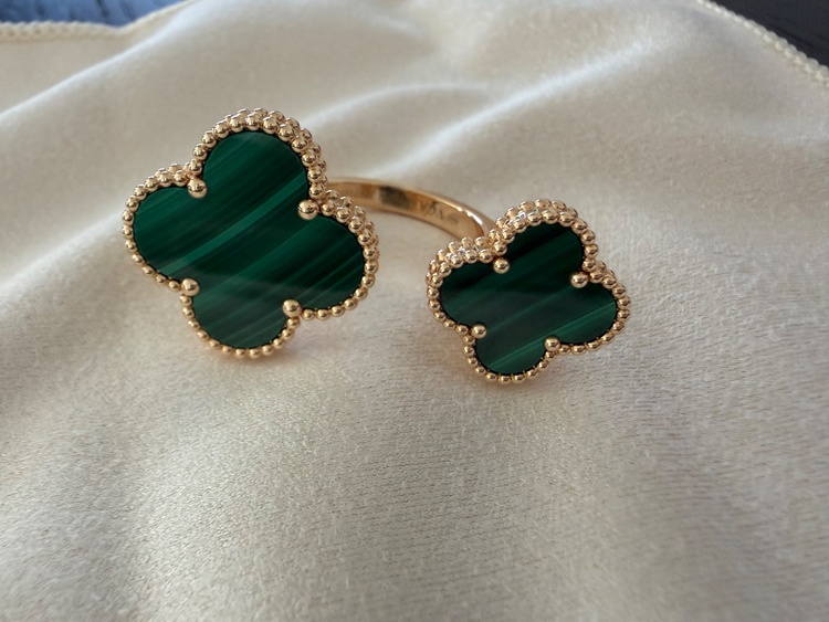 ヴァンクリーフ　アントレレドアリング　マラカイト（金・貴金属）の商品画像 - 査定依頼日：2025年12月13日 - 最高査定価格：700,000円