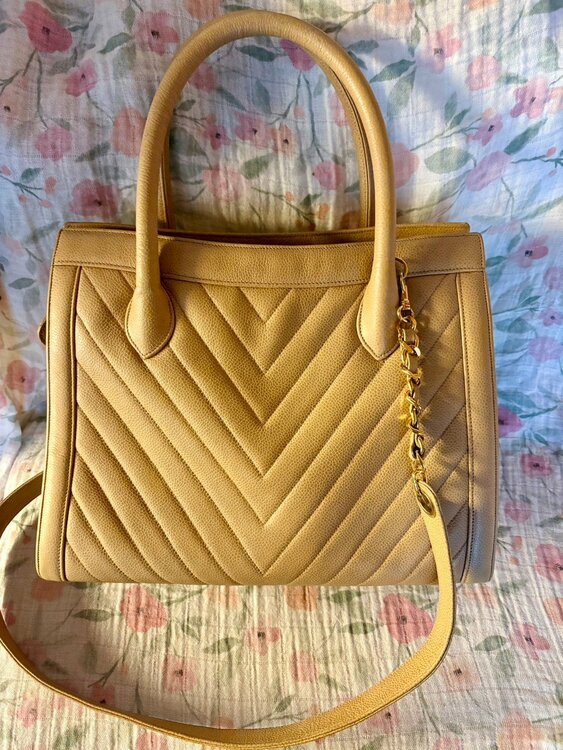 シェブロン　キャビアスキン　バッグ（ブランドバッグ）の商品画像 - 査定依頼日：2026年4月24日 - 最高査定価格：120,000円