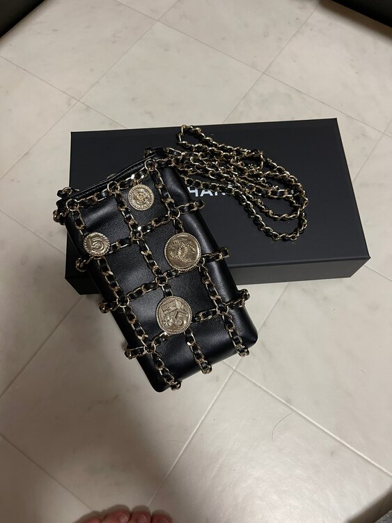 フォンケースチェーンショルダー（ブランド財布・小物）の商品画像 - 査定依頼日：2025年5月9日 - 最高査定価格：200,000円