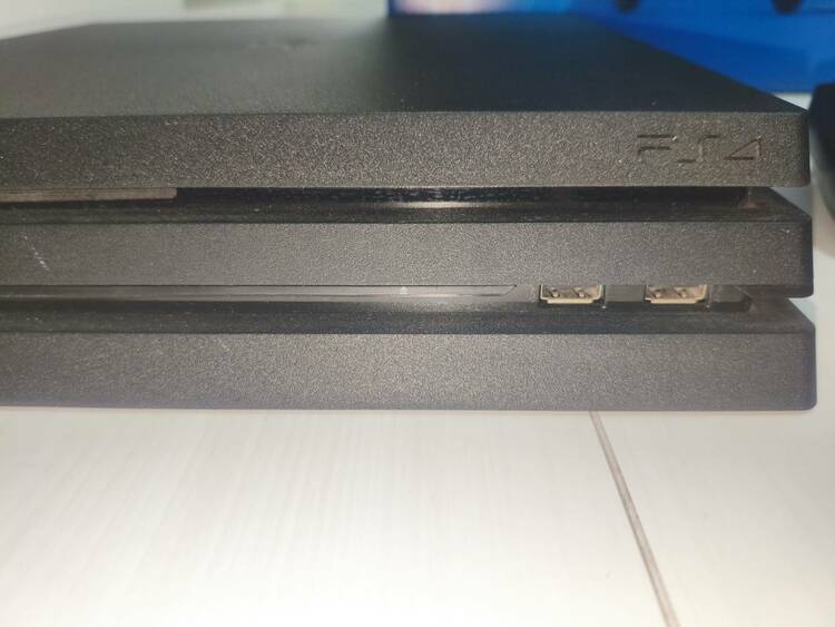 ps4 pro cuh7000B（ゲーム機本体・ゲームソフト）の商品画像 - 査定依頼日：2026年4月1日 - 最高査定価格：18,000円