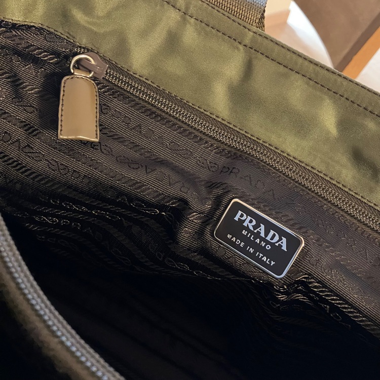 プラダ　手提げカバン　カーキ（ブランドバッグ）の商品画像 - 査定依頼日：2025年11月10日 - 最高査定価格：25,000円