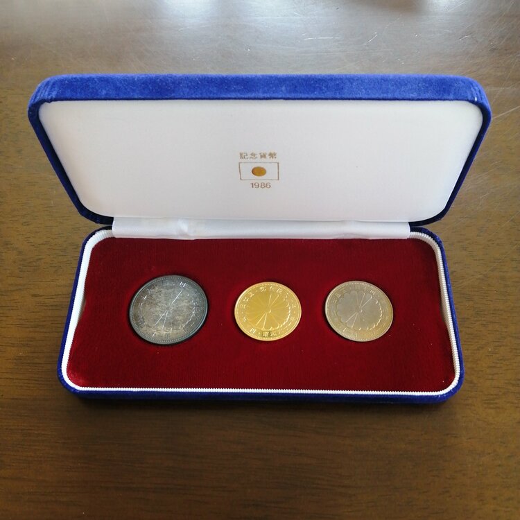 天皇御在位60周年貨幣　3点セット（金・貴金属）の商品画像 - 査定依頼日：2026年4月16日 - 最高査定価格：520,000円