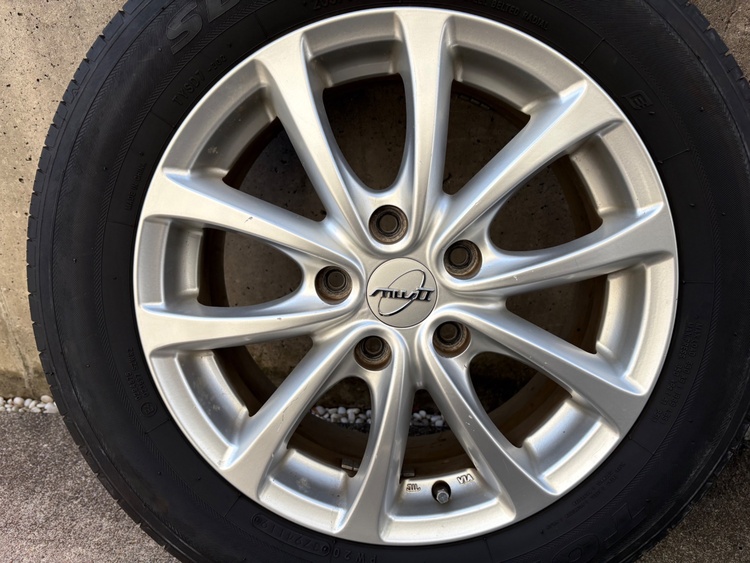 205/60R16 タイヤホイールセット（カー用品）の商品画像 - 査定依頼日：2026年4月11日 - 最高査定価格：10,000円