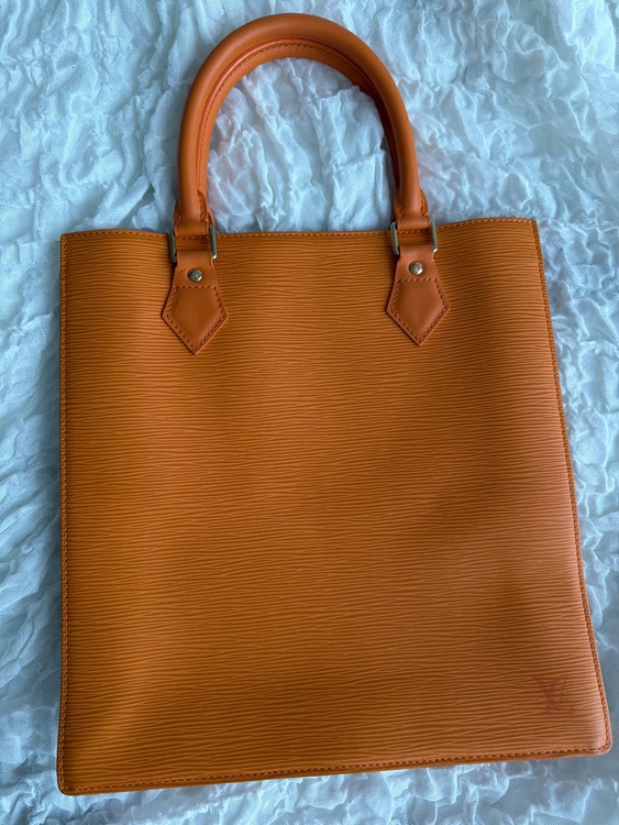 LOUIS VUITTON ルイヴィトン M5908H サックプラGM ハンドバッグ 縦型トート エピ トートバッグ マンダリン オレンジ ユニセックス（ブランドバッグ）の商品画像 - 査定依頼日：2026年9月28日 - 最高査定価格：20,000円