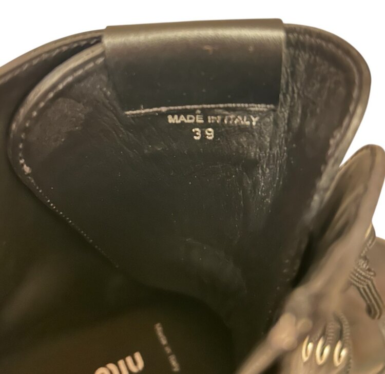 ミュウミュウ  （ブランドバッグ）の商品画像 - 査定依頼日：2025年5月12日 - 最高査定価格：35,000円