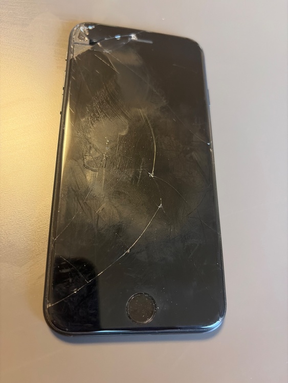 iPhoneSE（スマホ）の商品画像 - 査定依頼日：2026年8月3日 - 最高査定価格：3,500円