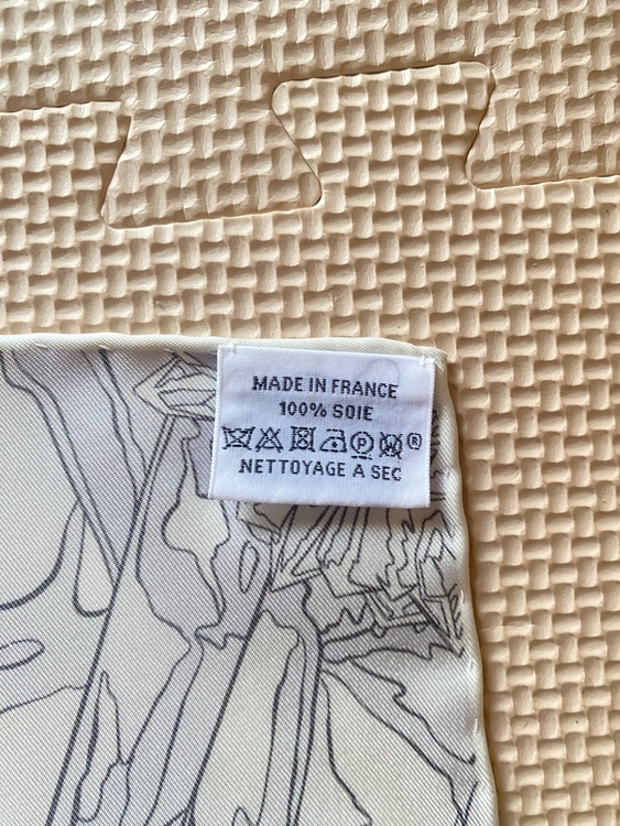 カレ90 ラヴァレドクリスタル（古着・ファッション）の商品画像 - 査定依頼日：2025年7月2日 - 最高査定価格：35,000円