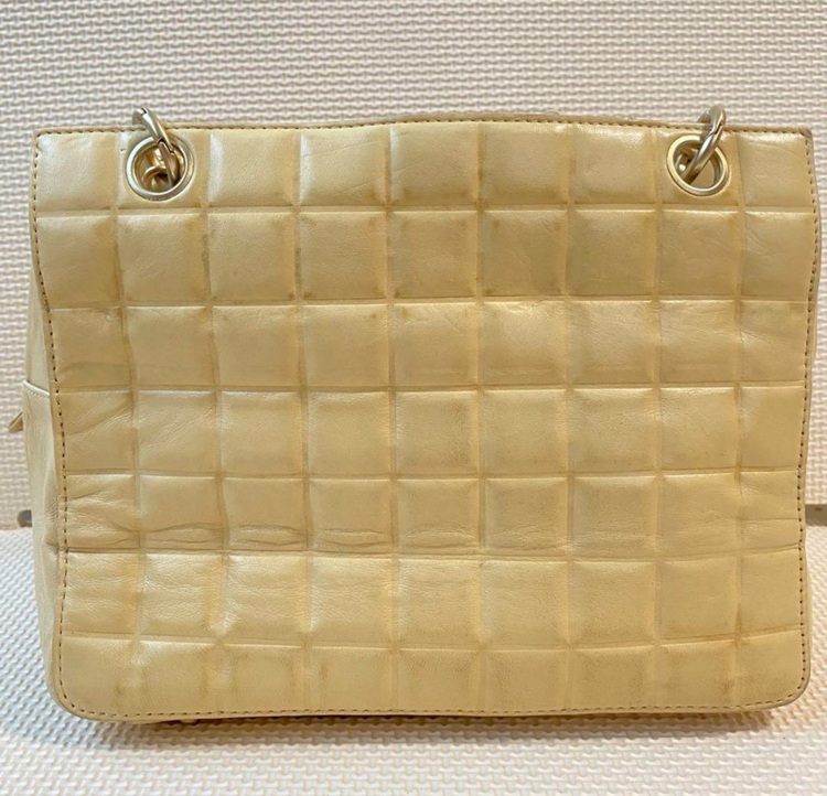 チョコバーショルダーバック　ベージュ　ラムスキン（ブランドバッグ）の商品画像 - 査定依頼日：2025年7月30日 - 最高査定価格：63,000円