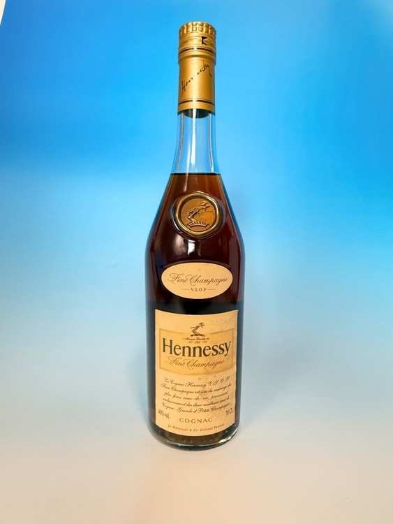 ヘネシーVSOP２本(一つは箱あり)、ジョニーウォーカーブルーラベル(箱未開封)、サントリーVSOP、小瓶でサントリー響、山崎、ROYAL、Cristal head VODKA(箱あり)他、計12本（お酒）の商品画像 - 査定依頼日：2026年10月6日 - 最高査定価格：31,100円