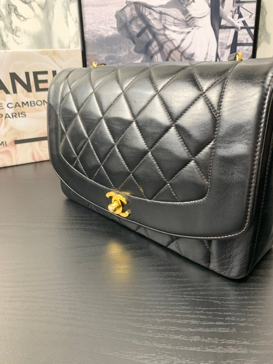 ショルダーバッグ A01165 ダイアナフラップマトラッセ ラムスキン 黒（ブランドバッグ）の商品画像 - 査定依頼日：2022年9月22日 - 最高査定価格：400,000円