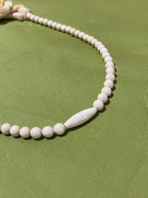 荒巻秀美 作  象牙彫刻 ネックレス 椿（美術品・骨董品）の商品画像 - 査定依頼日：2025年11月5日 - 最高査定価格：4,000円