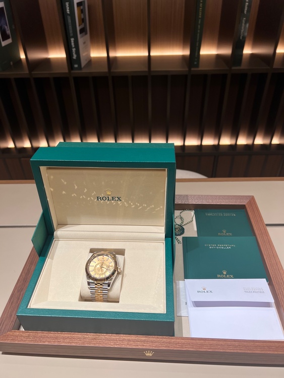 ロレックス スカイドゥエラー （高級時計）の商品画像 - 査定依頼日：2026年1月6日 - 最高査定価格：3,850,000円