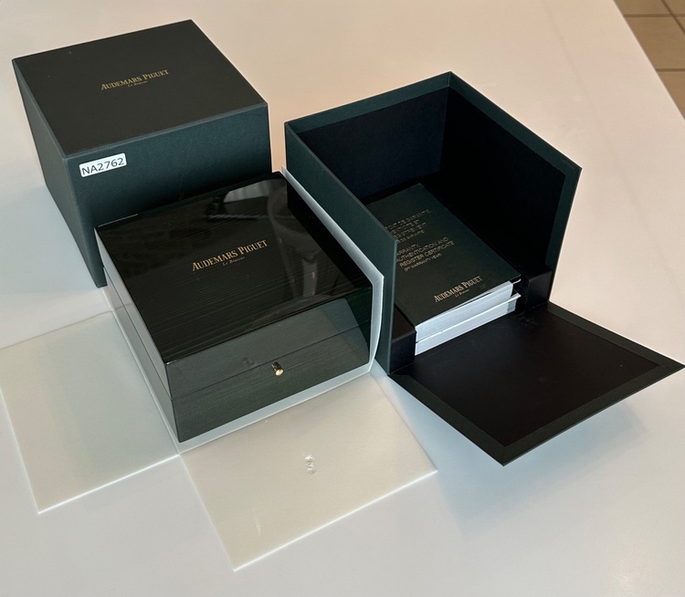 オーデマピゲ ロイヤルオークオフショア 26400S（高級時計）の商品画像 - 査定依頼日：2025年9月5日 - 最高査定価格：3,000,000円