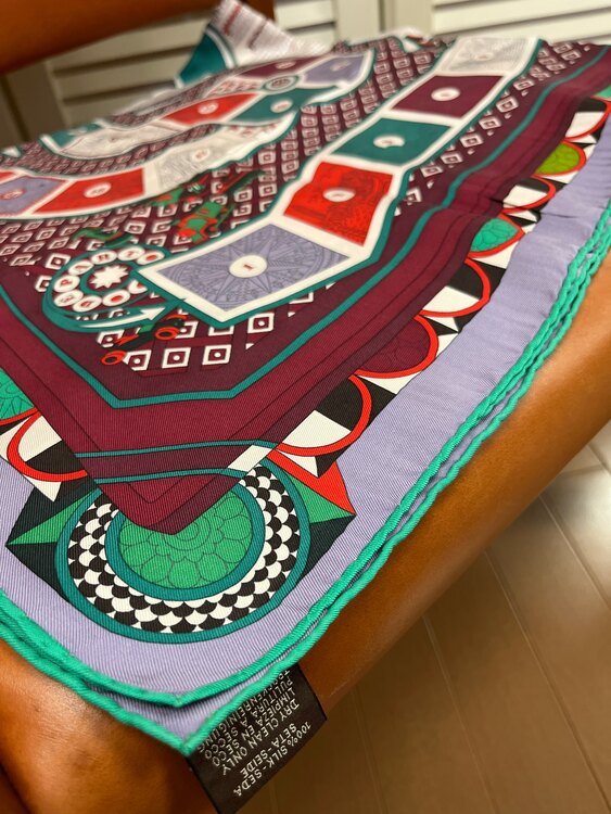 スカーフ95（ブランド財布・小物）の商品画像 - 査定依頼日：2025年3月13日 - 最高査定価格：3,000円