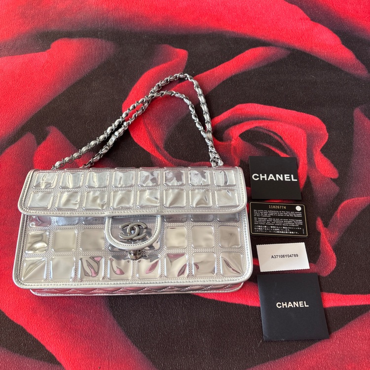 A37108Y04789（古着・ファッション）の商品画像 - 査定依頼日：2025年11月21日 - 最高査定価格：100,000円