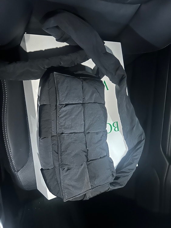 BOTTEGA VENETA バッグ MEDIUM PADDED CASSETT（ブランドバッグ）の商品画像 - 査定依頼日：2026年1月30日 - 最高査定価格：90,000円