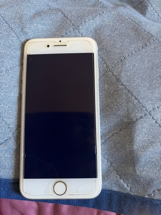 アイホン8（スマホ）の商品画像 - 査定依頼日：2025年10月11日 - 最高査定価格：10,000円