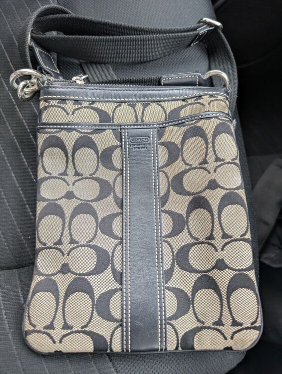 COACH コーチ 6016 シグネチャー キャンバス クロスボディ ショルダー（ブランドバッグ）の商品画像 - 査定依頼日：2025年9月19日 - 最高査定価格：2,500円