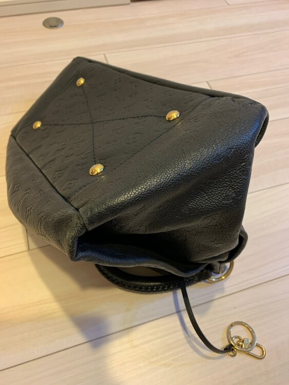 アーツィ　紺色（ブランドバッグ）の商品画像 - 査定依頼日：2025年5月9日 - 最高査定価格：250,000円