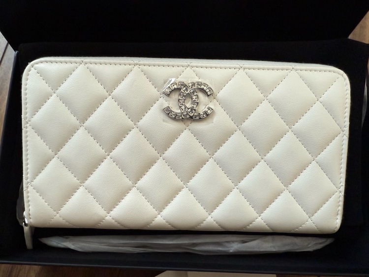 ラムスキン長財布（ブランド財布・小物）の商品画像 - 査定依頼日：2025年6月30日 - 最高査定価格：80,000円