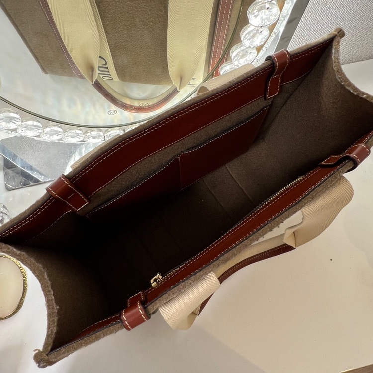 Chloe ウッディ リサイクルフェルト＆シャイニーカーフスキン（ブランドバッグ）の商品画像 - 査定依頼日：2025年6月4日 - 最高査定価格：55,000円