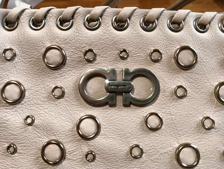 フェラガモ  （ブランドバッグ）の商品画像 - 査定依頼日：2025年4月23日 - 最高査定価格：7,000円