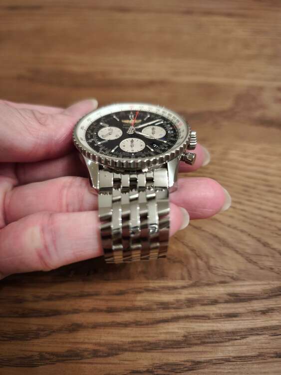 ブライトリング ナビタイマー AB0121（高級時計）の商品画像 - 査定依頼日：2025年4月7日 - 最高査定価格：500,000円