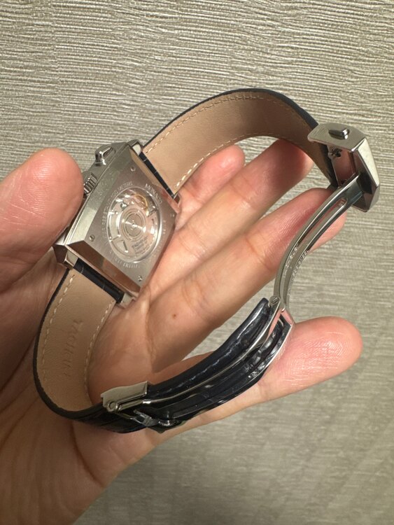 タグホイヤー モナコ CAW2111-（高級時計）の商品画像 - 査定依頼日：2025年2月10日 - 最高査定価格：500,000円