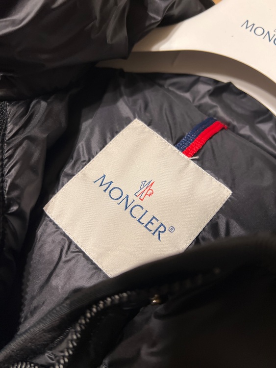 モンクレール　エルミンヌ（古着・ファッション）の商品画像 - 査定依頼日：2025年10月23日 - 最高査定価格：50,000円