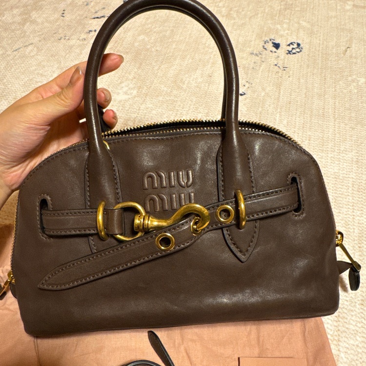 ミュウミュウ  （ブランドバッグ）の商品画像 - 査定依頼日：2025年11月30日 - 最高査定価格：200,000円
