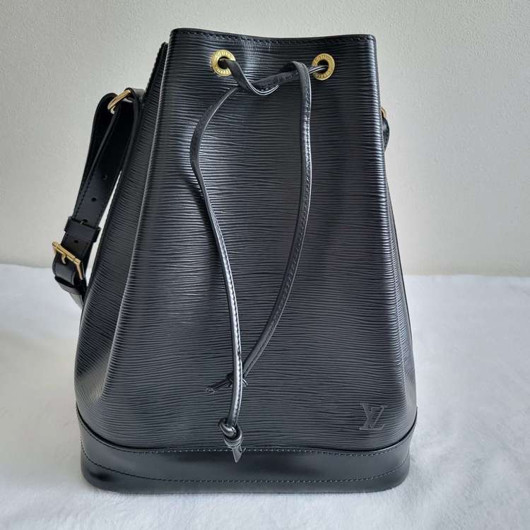 エピノエ　ショルダー（ブランドバッグ）の商品画像 - 査定依頼日：2022年8月25日 - 最高査定価格：35,000円