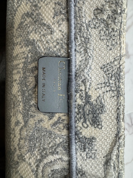 ミディアムグレーブックトート50-MA0272（ブランドバッグ）の商品画像 - 査定依頼日：2025年9月14日 - 最高査定価格：125,000円