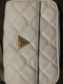 ゲスのショルダーバック（ブランドバッグ）の商品画像 - 査定依頼日：2024年10月20日 - 最高査定価格：500円