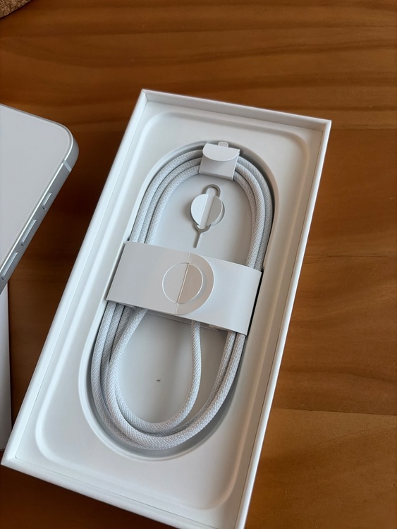 iPhone 16e ホワイト　256G（スマホ）の商品画像 - 査定依頼日：2026年8月26日 - 最高査定価格：72,000円