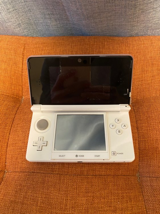 ニンテンドー3DS本体 ピュアホワイト（ゲーム機本体・ゲームソフト）の商品画像 - 査定依頼日：2023年2月6日 - 最高査定価格：2,000円