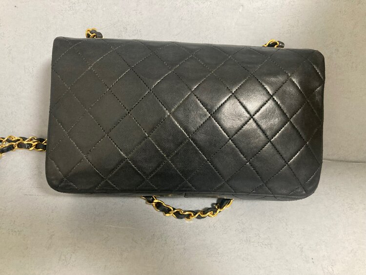 マトラッセ　ターンロック　フルフラップ（ブランドバッグ）の商品画像 - 査定依頼日：2025年5月10日 - 最高査定価格：300,000円