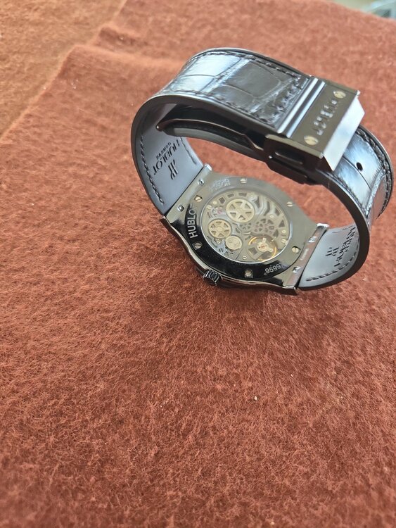 クラシック・フュージョン クラシコ ウルトラシン スケルトン オールブラック 45mm（高級時計）の商品画像 - 査定依頼日：2026年9月23日 - 最高査定価格：1,150,000円