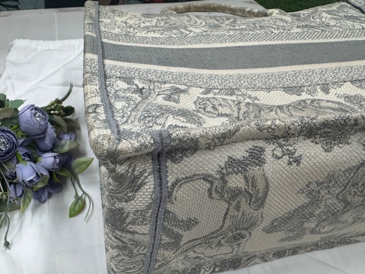 ミディアムグレーブックトート50-MA0272（ブランドバッグ）の商品画像 - 査定依頼日：2025年9月14日 - 最高査定価格：125,000円